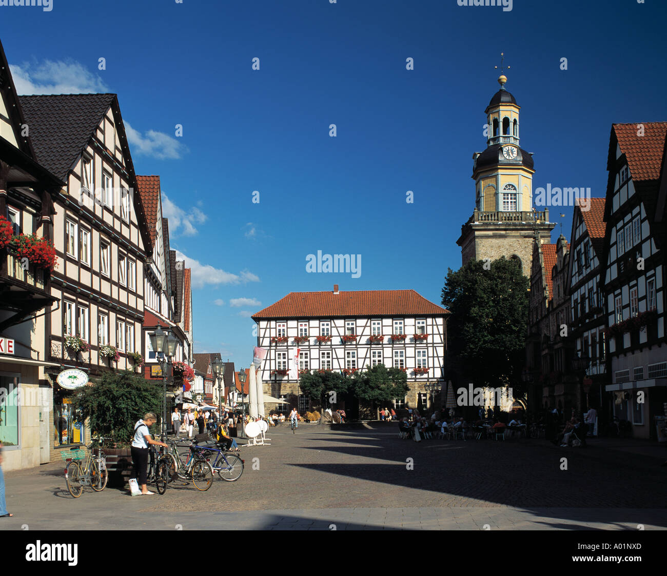 Marktplatz mit Buergerhaus und San Nikolai-Kirche a Rinteln, Weser, Weserbergland-Schaumburg Naturpark-Hameln, Bassa Sassonia Foto Stock