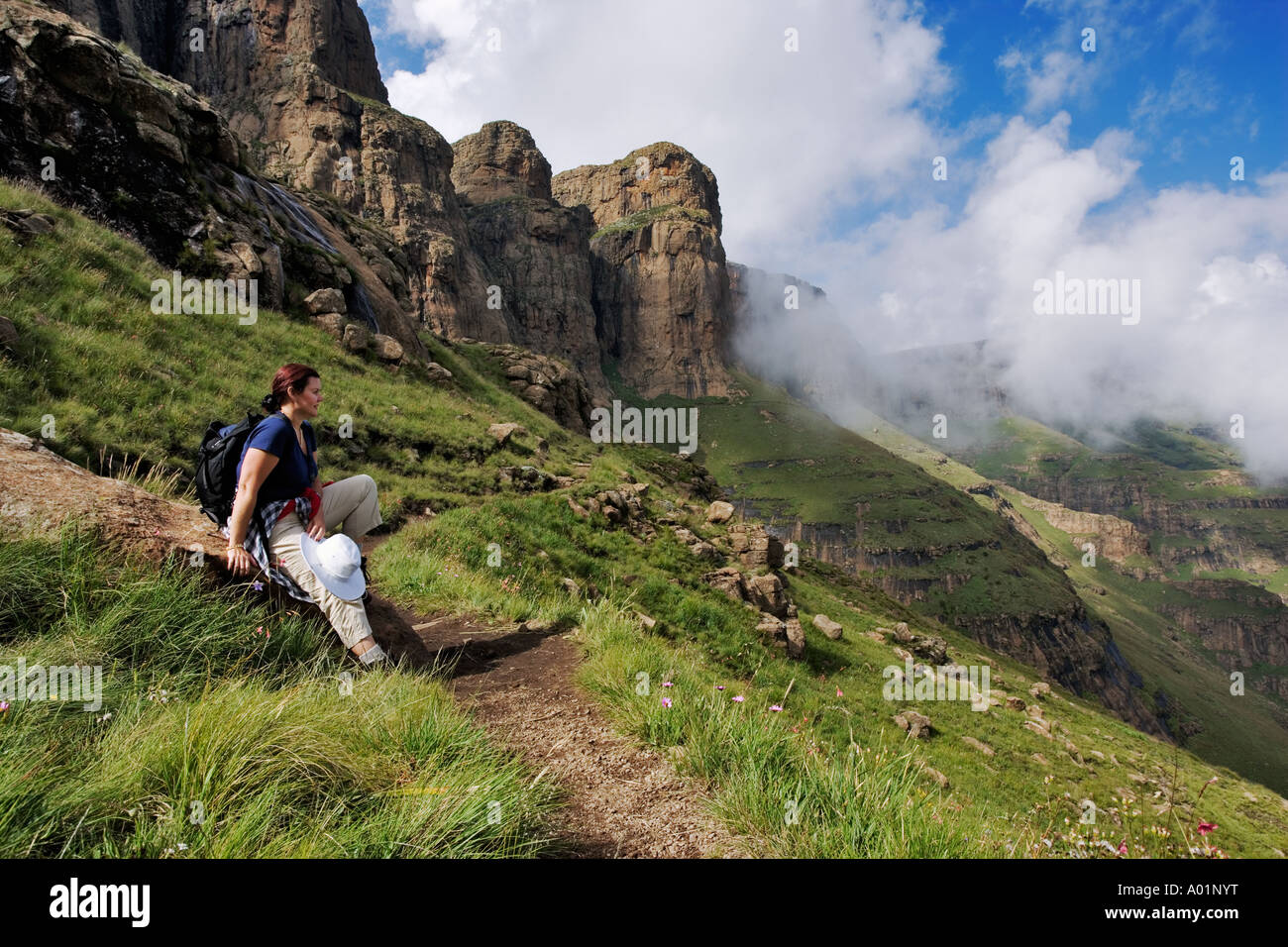 Escursionista godendo la bella misty mountain view sul sentiero escursionistico Drakensberg Sud Africa Foto Stock