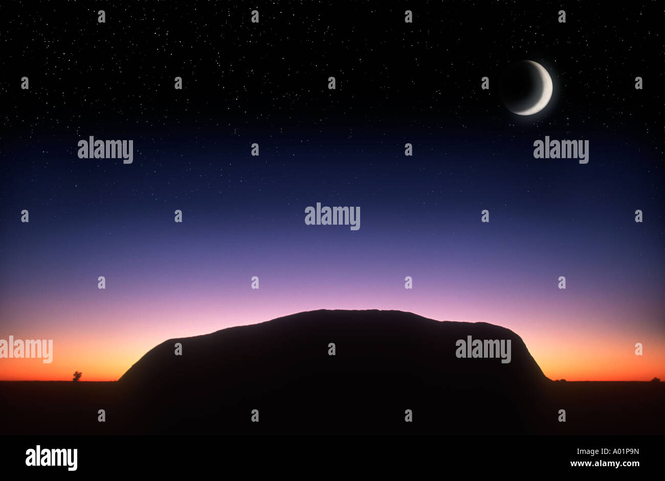 Scenario di Ayers Rock in silhouette di sunrise con luna Kata Tjutu Parco Nazionale Australia Foto Stock