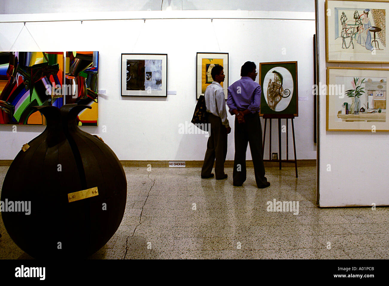RSC0517 contemporanea arte indiana Jehangir art gallery persone guardando l'opera d'arte Bombay ora Maharastra Mumbai India Foto Stock
