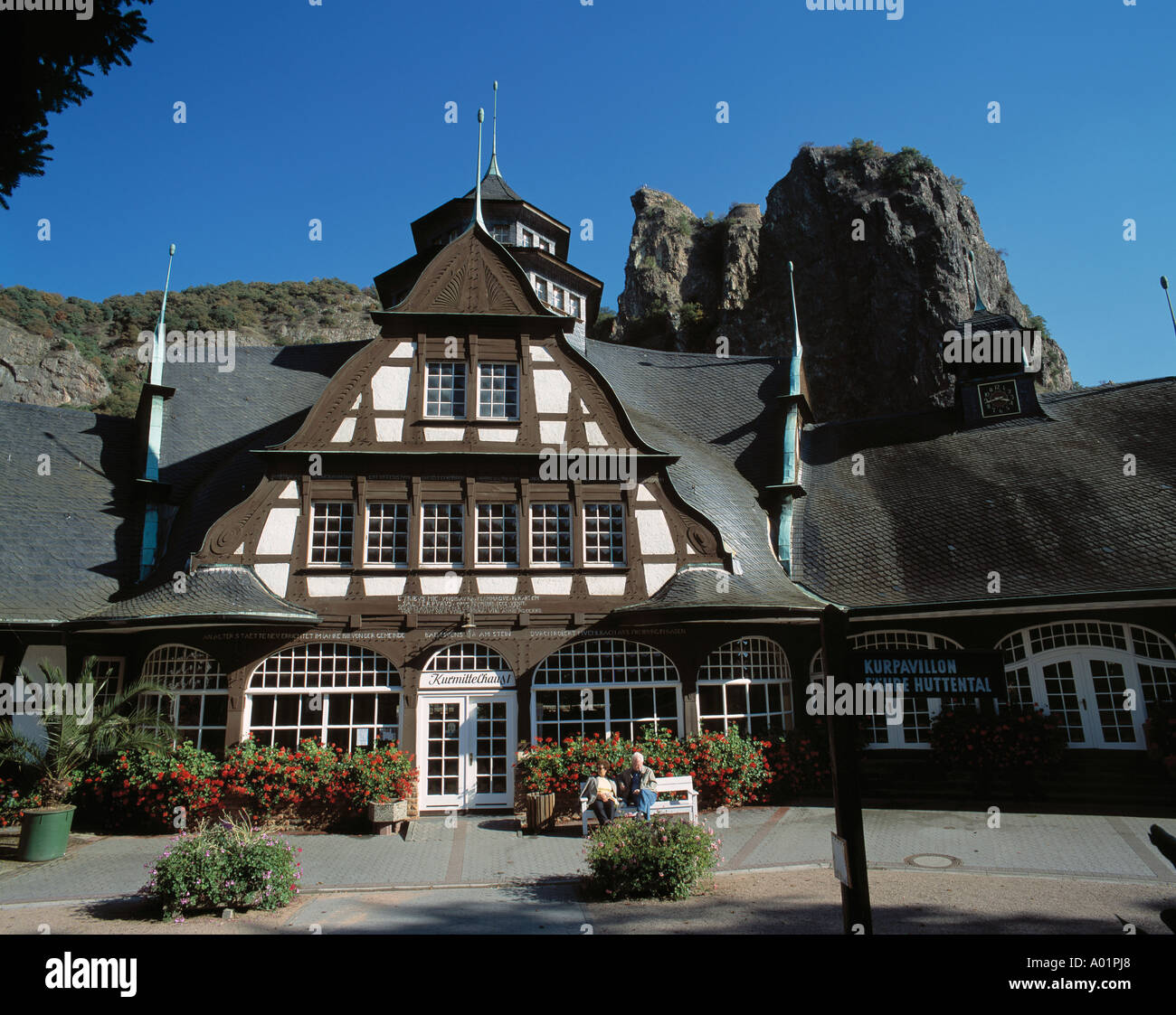 Kurmittelhaus ho im Kurpark mit Rheingrafenstein, Porphyrfelsen, Bad Muenster am Stein-Ebernburg, Alsenz, Nahe, Renania-Palatinato Foto Stock