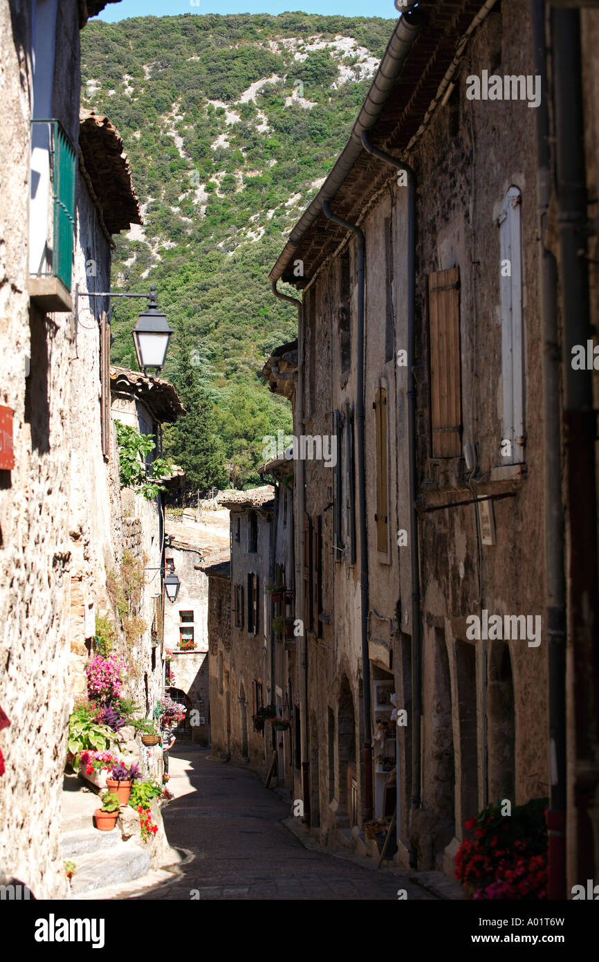 Francia LANGUEDOC ROUSSILLON HERAULT valle la città storica fortificata di St GUILHEM LE DESERT Foto Stock