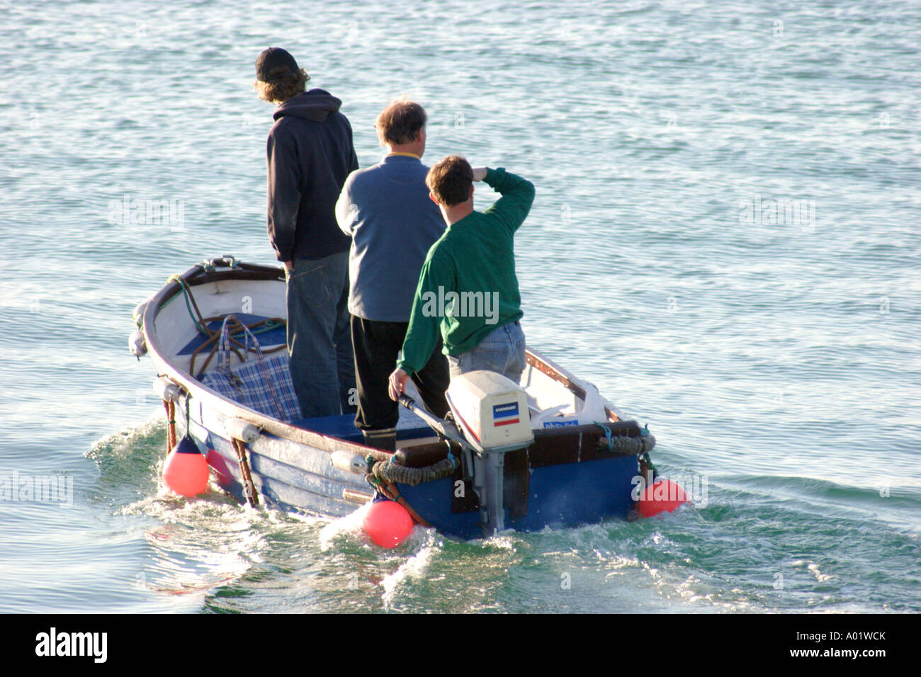 Tre uomini in barca da pesca Foto Stock