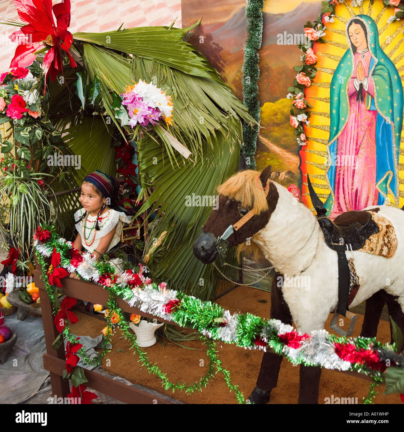 Giovane ragazza che è fotografata davanti alla Vergine di Guadalupe la Fiesta del giorno della Vergine Mazatlan Messico Foto Stock