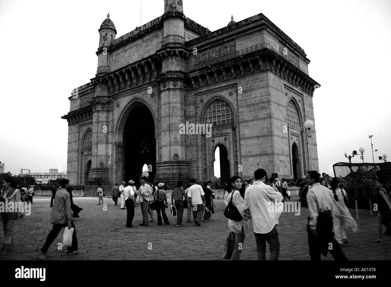 Gateway of India persone che passeggiano la sera Bombay ora Maharastra Mumbai India Foto Stock