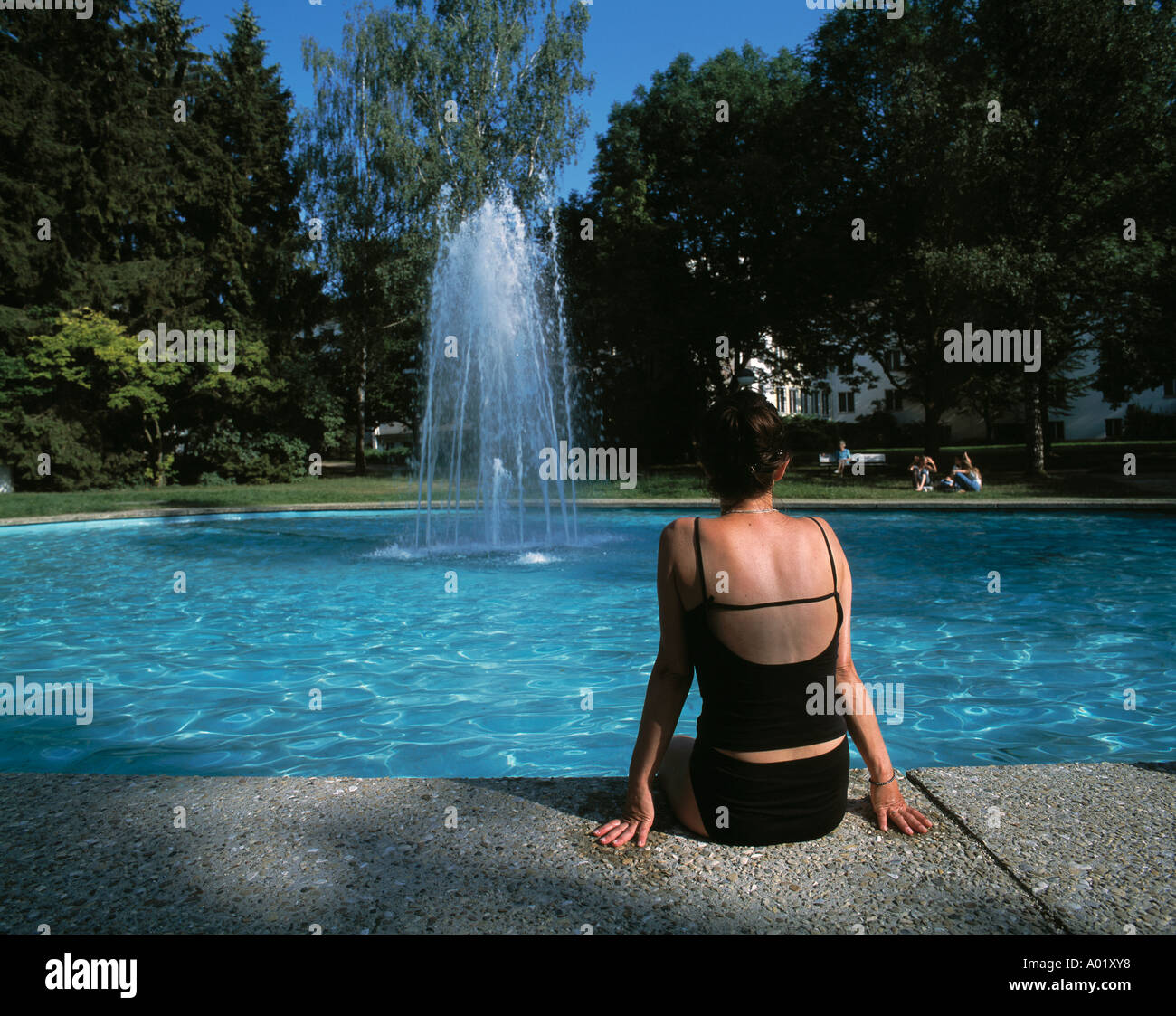 D-Bad Abbach, il Danubio, Baviera, i giardini del centro termale, giovane donna che indossa il costume da bagno seduti a un laghetto, lago, molla, fontana Foto Stock