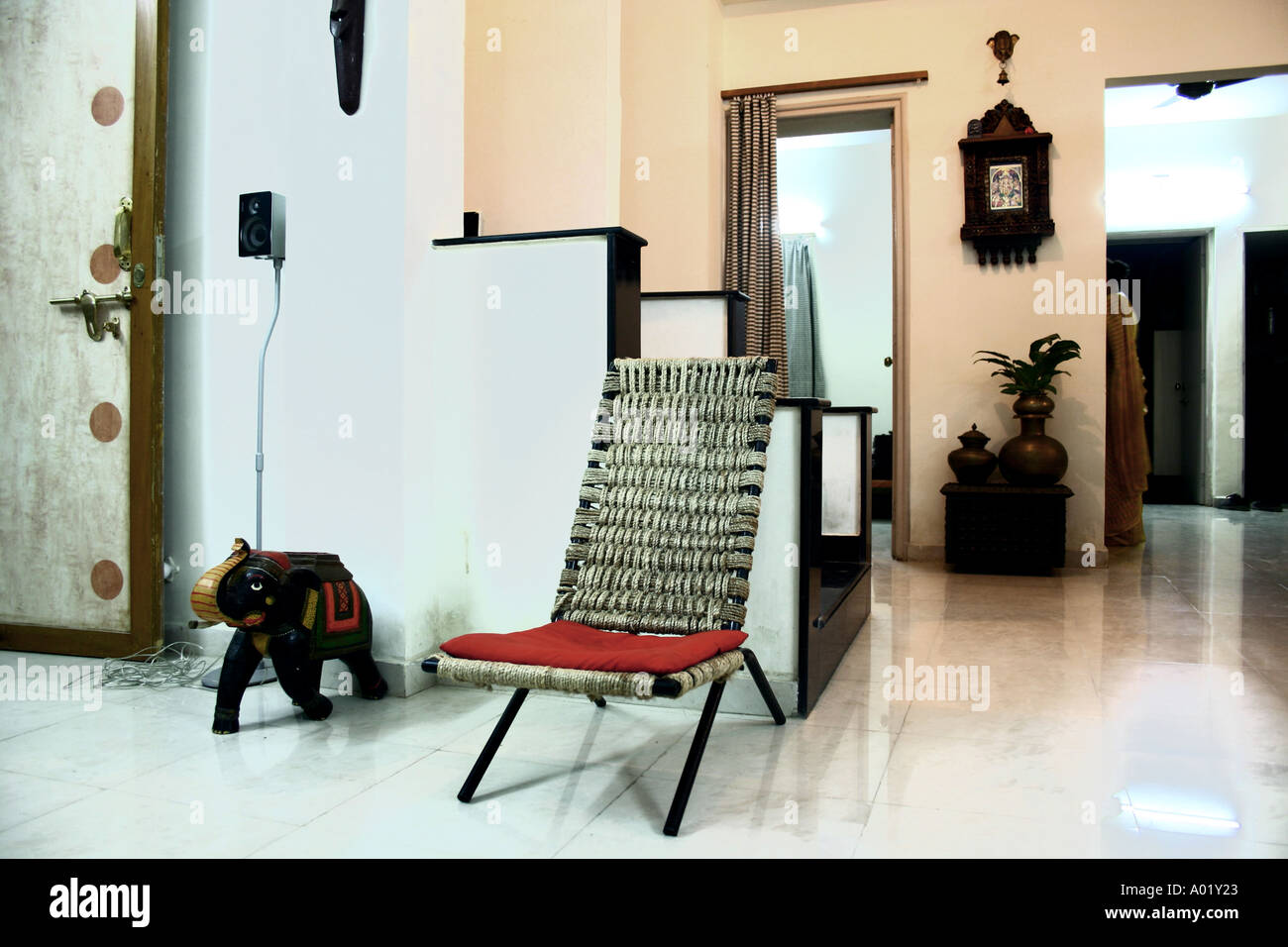 Interno di un indiano urbano livingroom sedia elephant visualizza pezzo Foto Stock