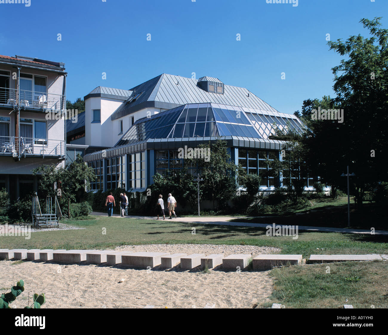 Kurpark, Gebaeude Physikalische Therapie der Reha-Klinik, Fachklinik fuer riabilitazione, Bad Abbach, Donau, Niederbayern Foto Stock