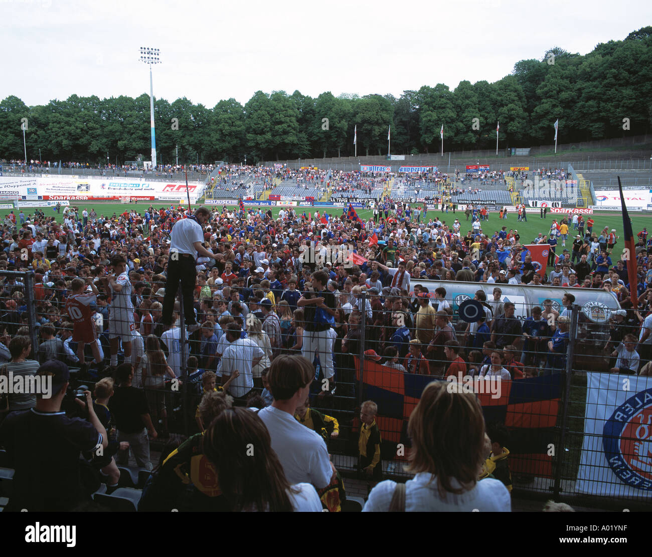 Calcio, Regionalliga Nord, 2003/2004, SV Wuppertal contro il Werder Brema (A) 1:0, Stadio Am Zoo, spettatori, ventilatori, ventole di fronte auf la tribuna, ventole per celebrare il loro team e la fine della stagione Foto Stock