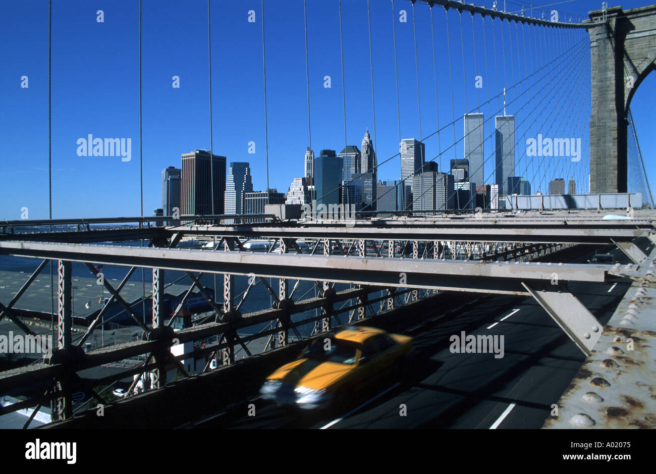 Il giallo della cabina sul ponte di Brooklyn e la Skyline di Manhattan , New York City USA Foto Stock