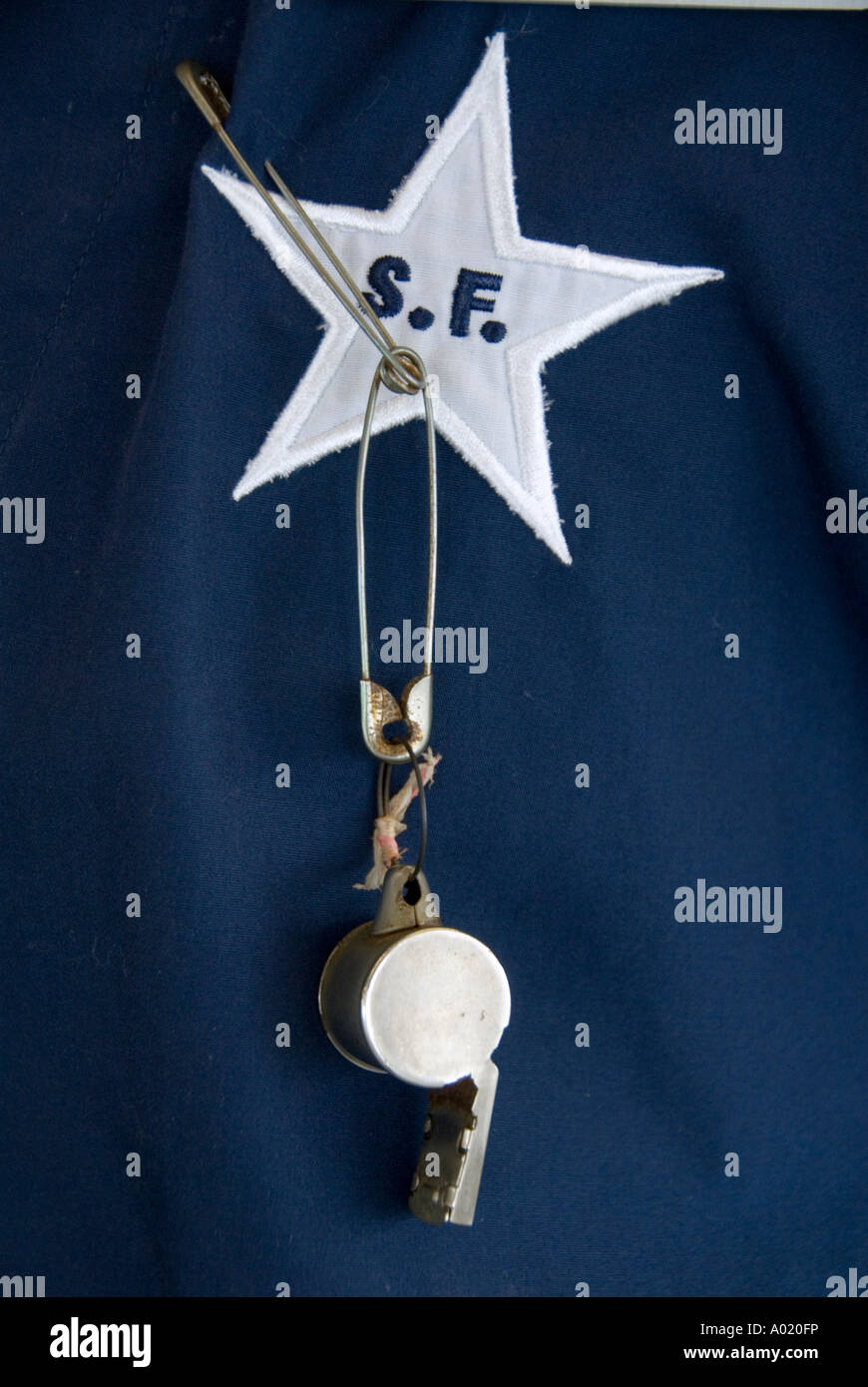 Dettaglio dell'uniforme del traghetto Star lavoratore con logo badge e fischio Foto Stock
