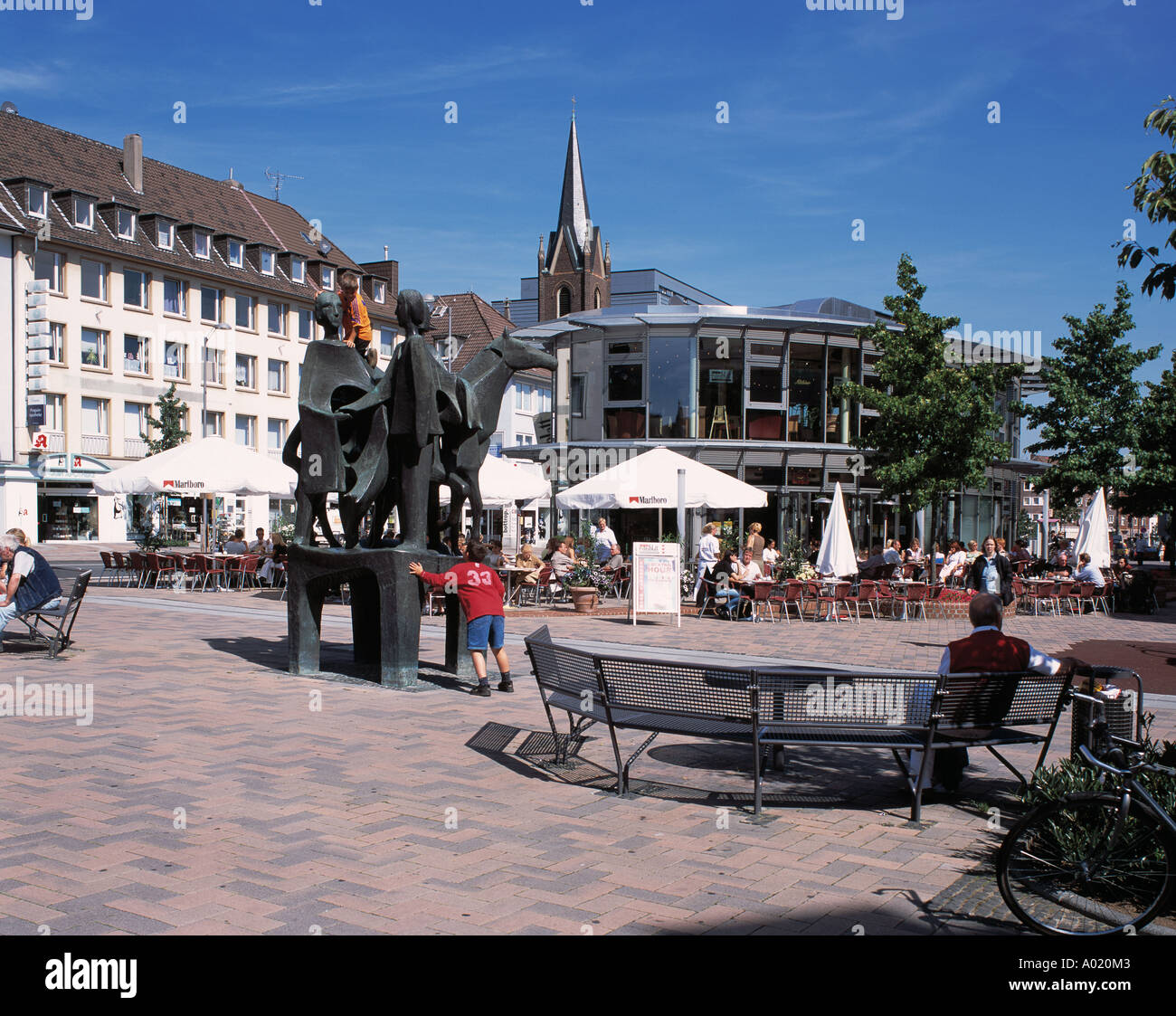 Pferdemarkt mit Denkmal Pferdehaendler und chiesa Martinskirche di Bottrop, Ruhrgebiet, Renania settentrionale-Vestfalia Foto Stock