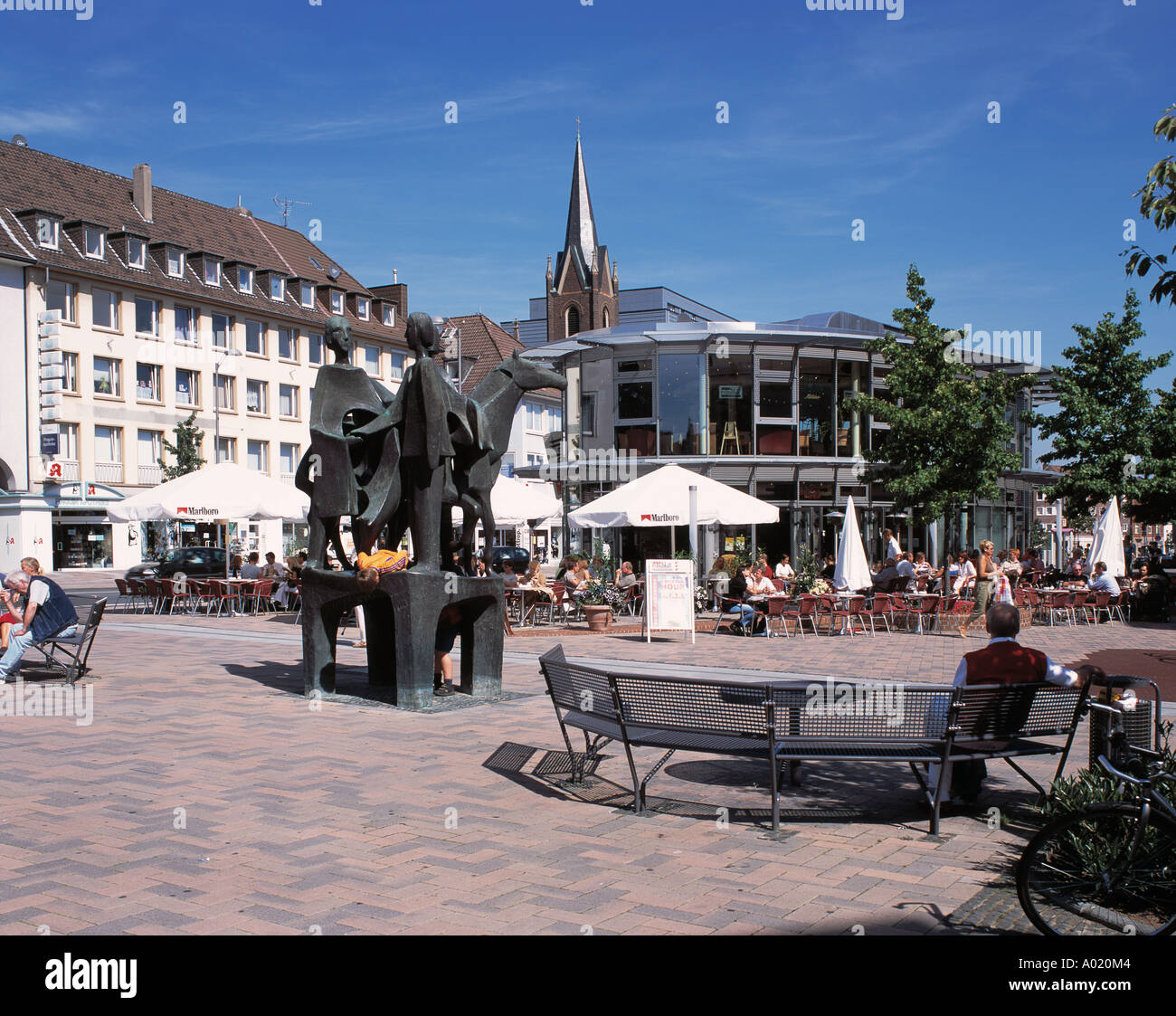 Pferdemarkt mit Denkmal Pferdehaendler und chiesa Martinskirche di Bottrop, Ruhrgebiet, Renania settentrionale-Vestfalia Foto Stock