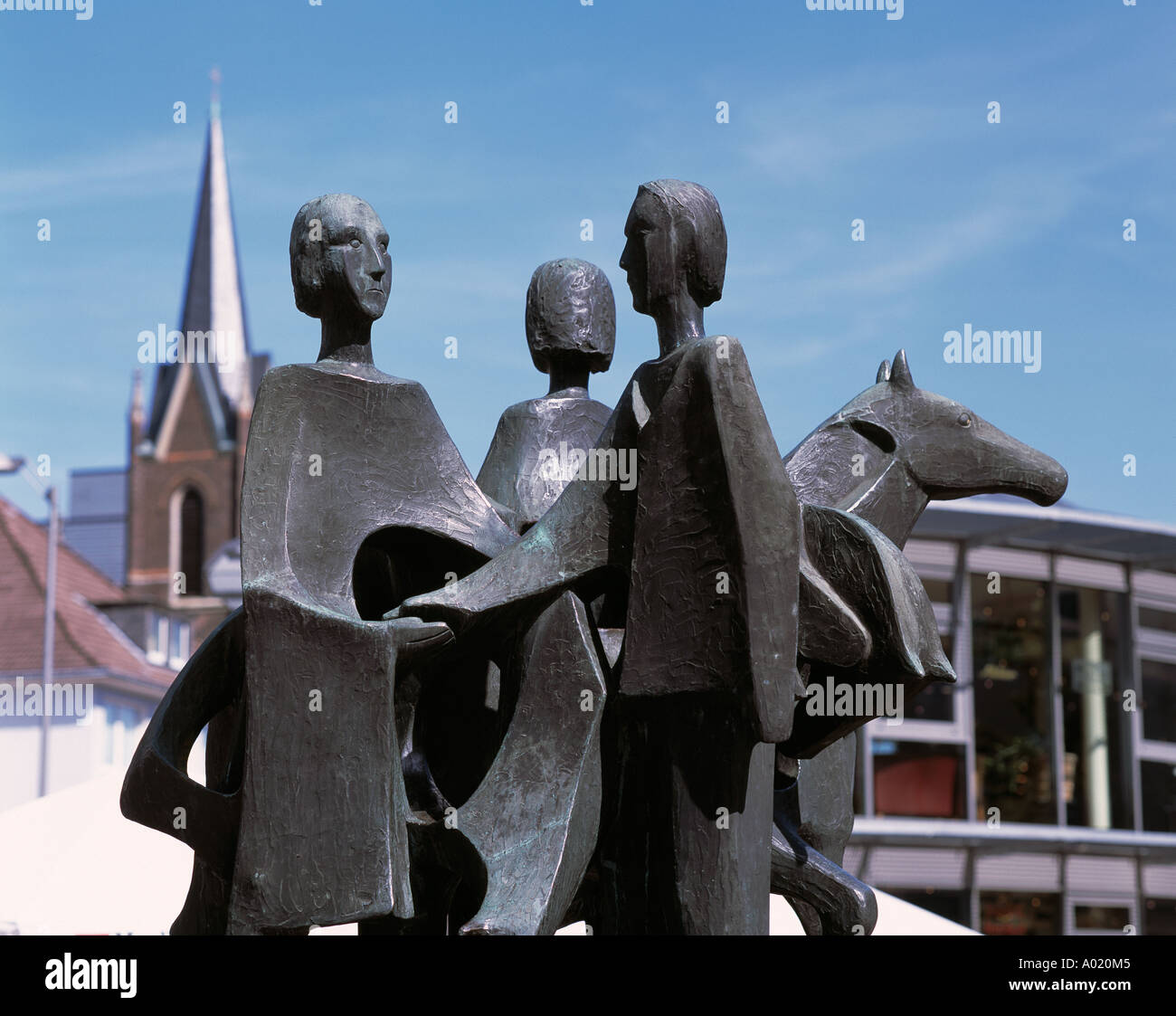 Denkmal Pferdehaendler am Pferdemarkt und chiesa Martinskirche di Bottrop, Ruhrgebiet, Renania settentrionale-Vestfalia Foto Stock