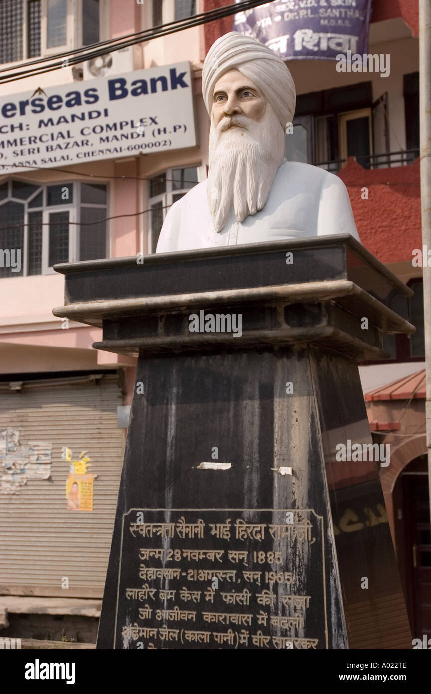 Statua del santo uomo indiano in Mandi Himachal Pradesh India Foto Stock