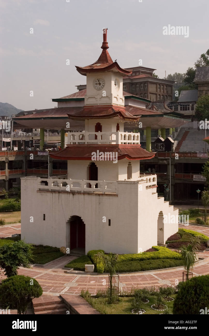 Un edificio bianco su central Indira Market Square Mandi Himachal Pradesh India Foto Stock