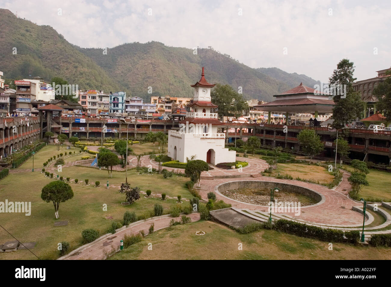 Edificio torre di orologio bianco nella piazza centrale del mercato di Indira a Mandi, Himachal Pradesh, India, circondato da montagne e giardini. Foto Stock