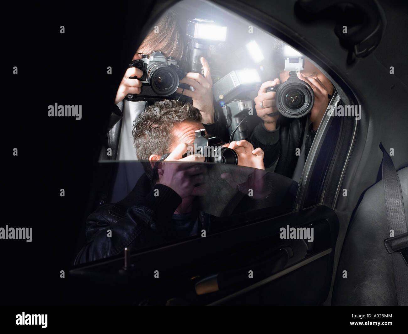 Paparazzi scatti attraverso la finestra auto Foto Stock
