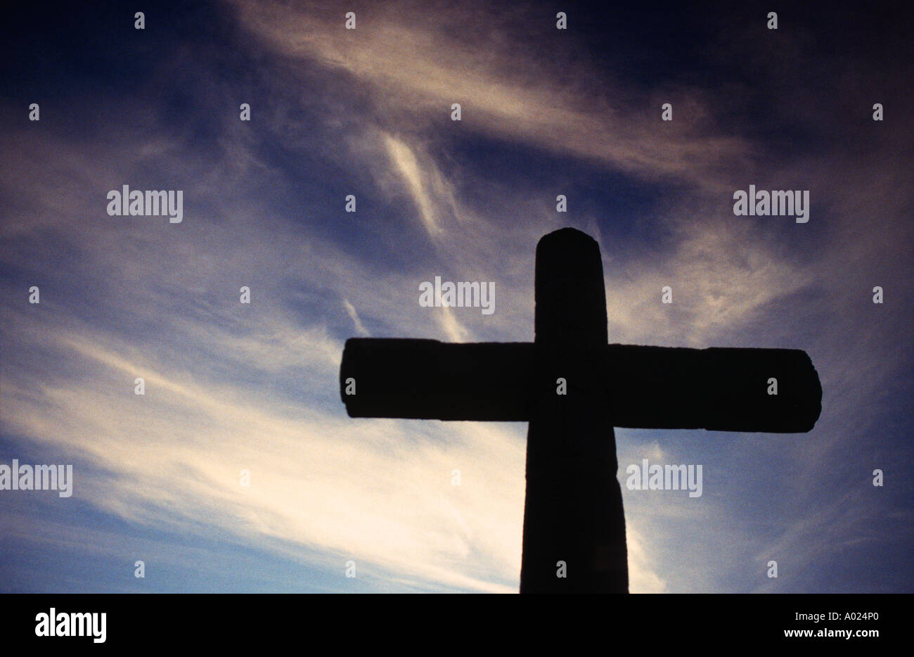 Gran Croce di pietra stagliano contro un moody sky Santiago Atitlan sulle rive del lago Atitlan Guatemala Foto Stock