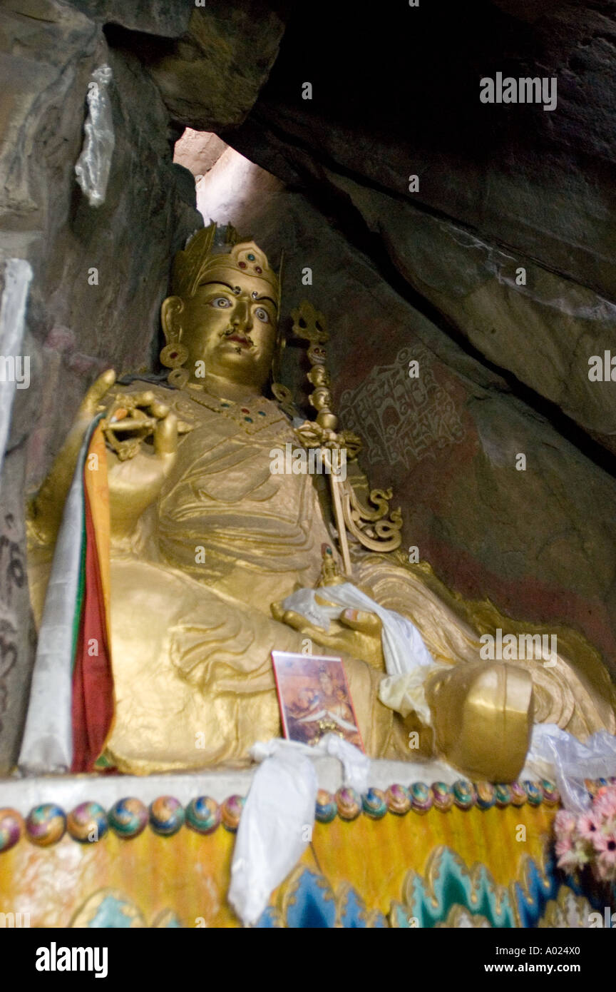Statua di Guru Rinpoche o Padmasambhava in Tso Zgei grotte Revalsar India Foto Stock