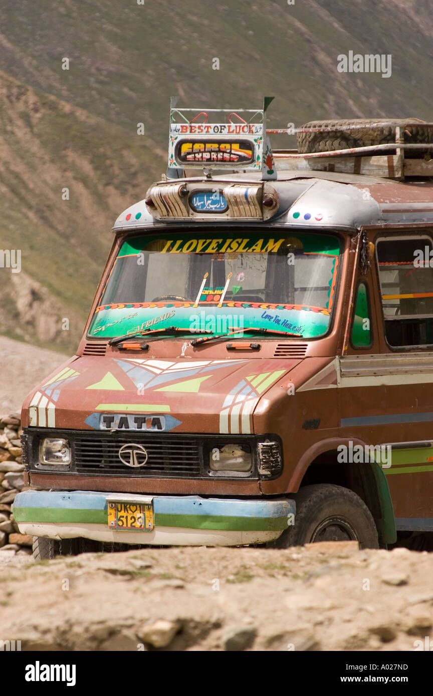 Io amo l'Islam sign on indiano Tata mini bus distretto di Kargil Ladakh Kashmir India Foto Stock