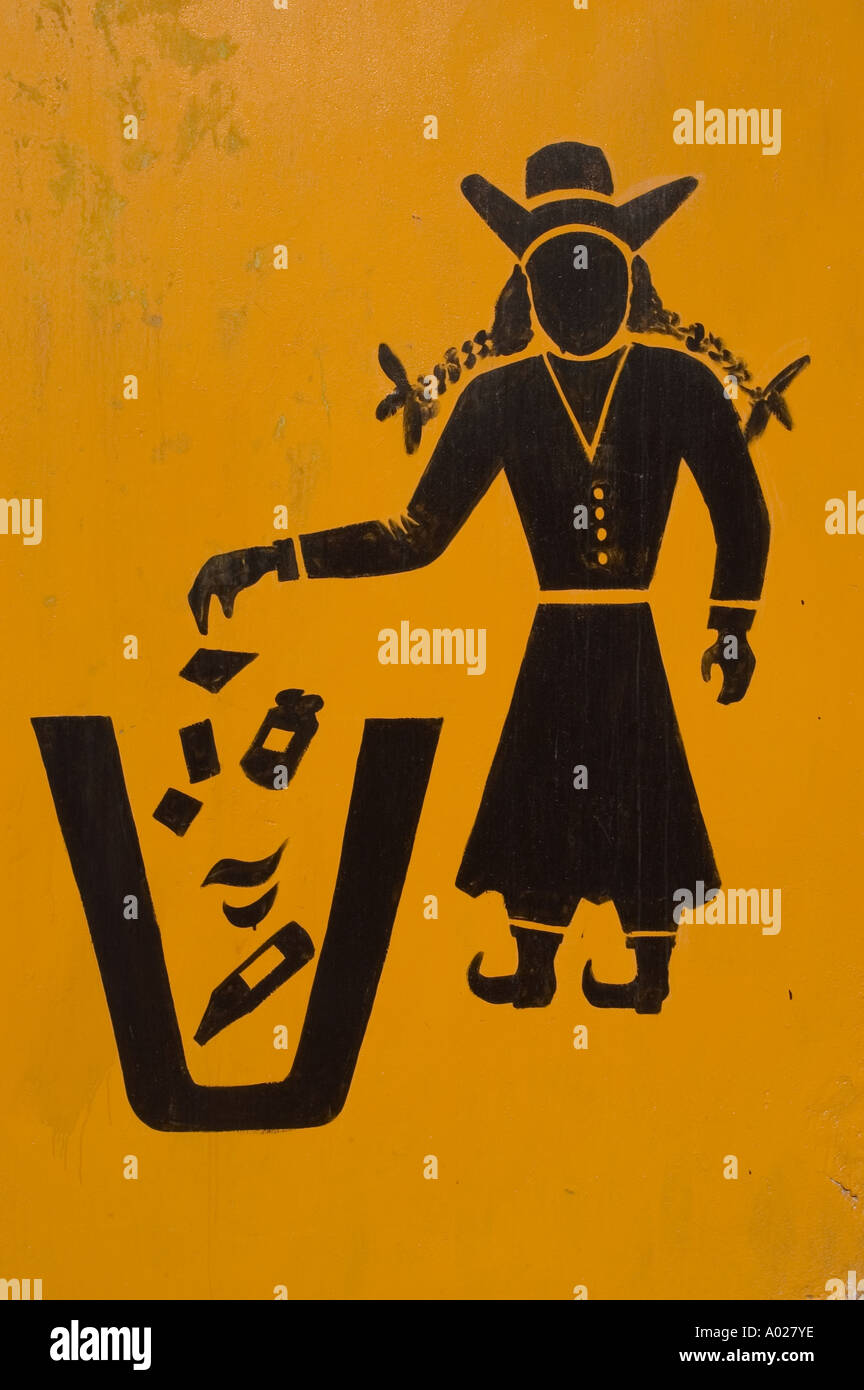 Simbolo della silhouette di una donna Ladakhi vestita in modo tradizionale che getta la spazzatura in un bidone della lettiera, Ladakh, India. Foto Stock