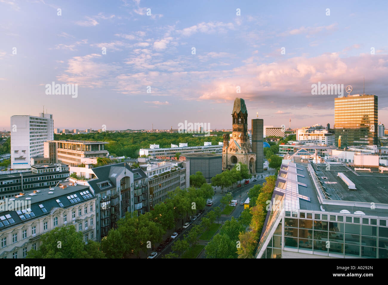 Germania Berlino Visualizza la Kaiser Wilhelm Memorial Church e Kurfurstendamm Foto Stock