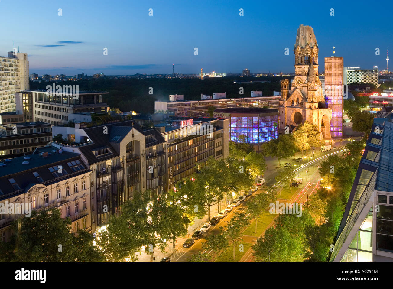 Germania Berlino Visualizza la Kaiser Wilhelm Memorial Church e Kurfurstendamm Foto Stock