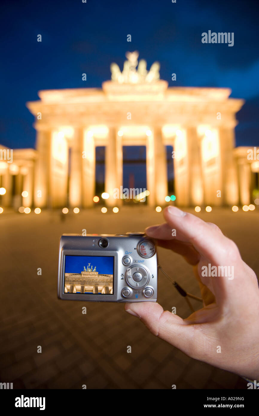 Germania Berlin Brandenburg Gate turistica prendendo una fotografia con una fotocamera digitale Foto Stock