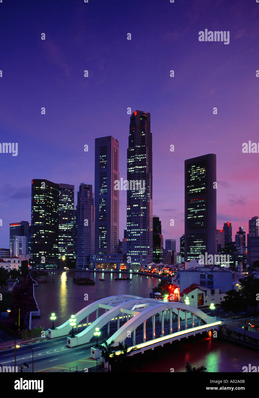 Singapore, il fiume Singapore, il quartiere centrale degli affari, skyline, bridge, crepuscolo, ad alto angolo di visione Foto Stock