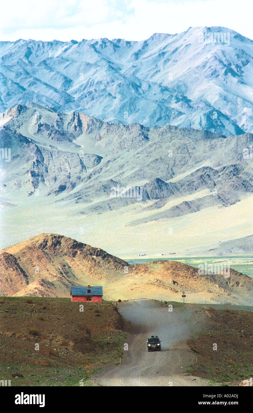 Veicolo fuoristrada Mitsubishi L-200 cavalcando attraverso il checkpoint vicino Bayan-Ulgi aimak. Bayan-Ulgi aimag (provincia). West mongolo Foto Stock