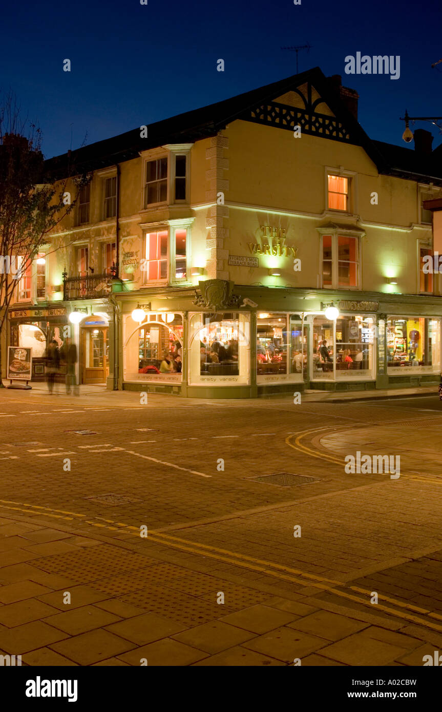 The Varsity studente pub centro di Aberystwyth town ceredigion nel Galles cymru crepuscolo serale, REGNO UNITO Foto Stock