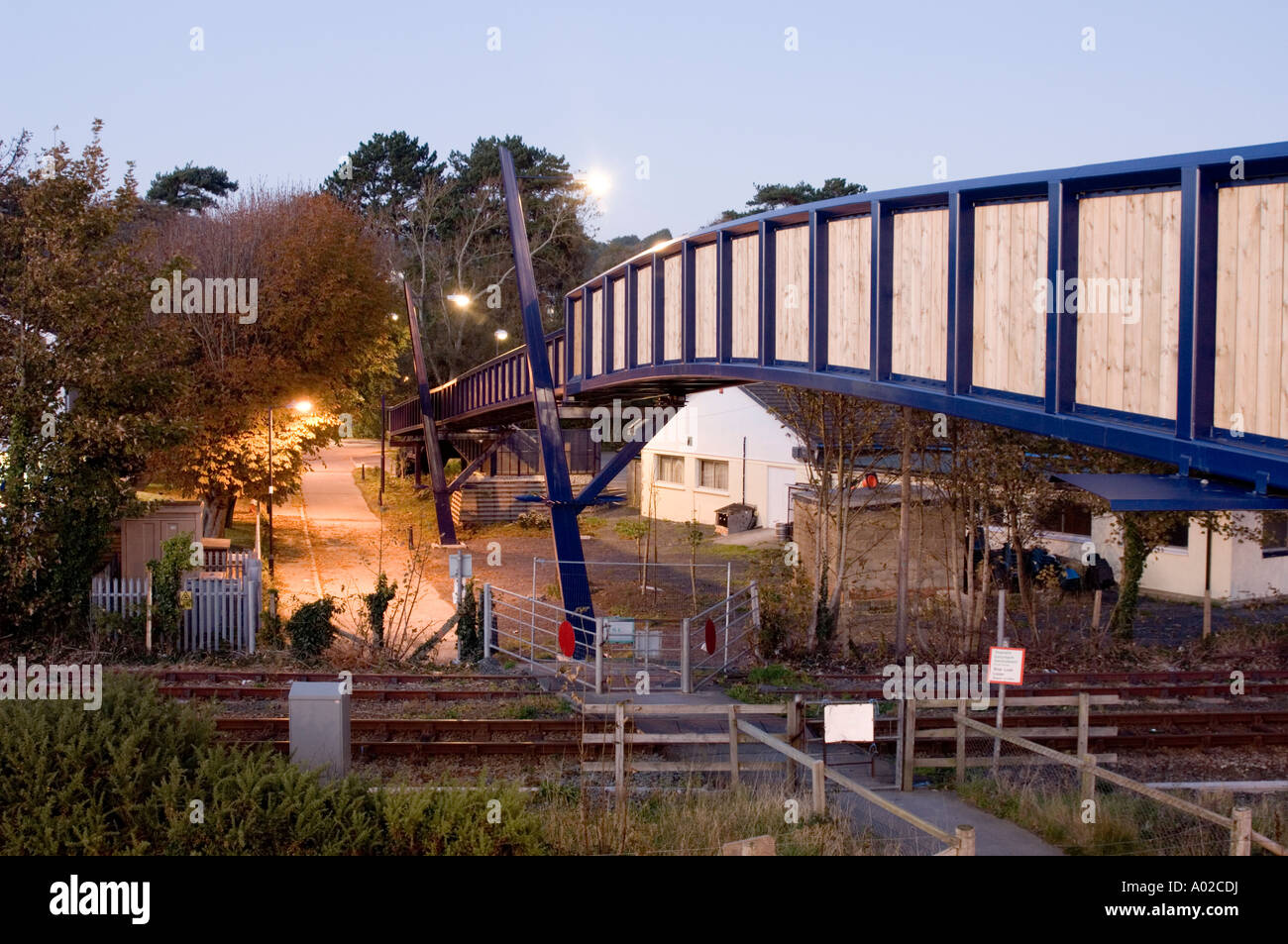 Il Footbridge attraversavano le principali Cambrian Coast linea ferroviaria Aberystwyth ceredigion nel Galles cymru UJ Foto Stock