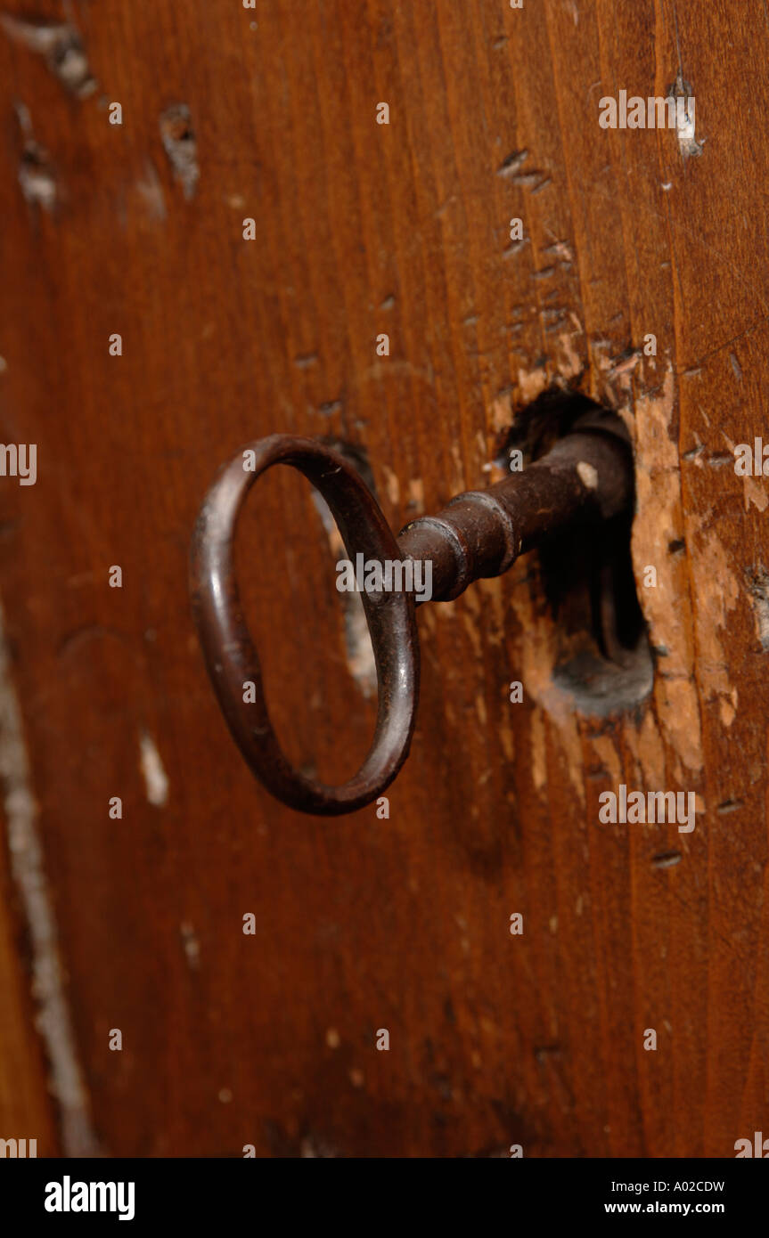 Dettaglio della vecchia chiave nella serratura della porta Foto Stock