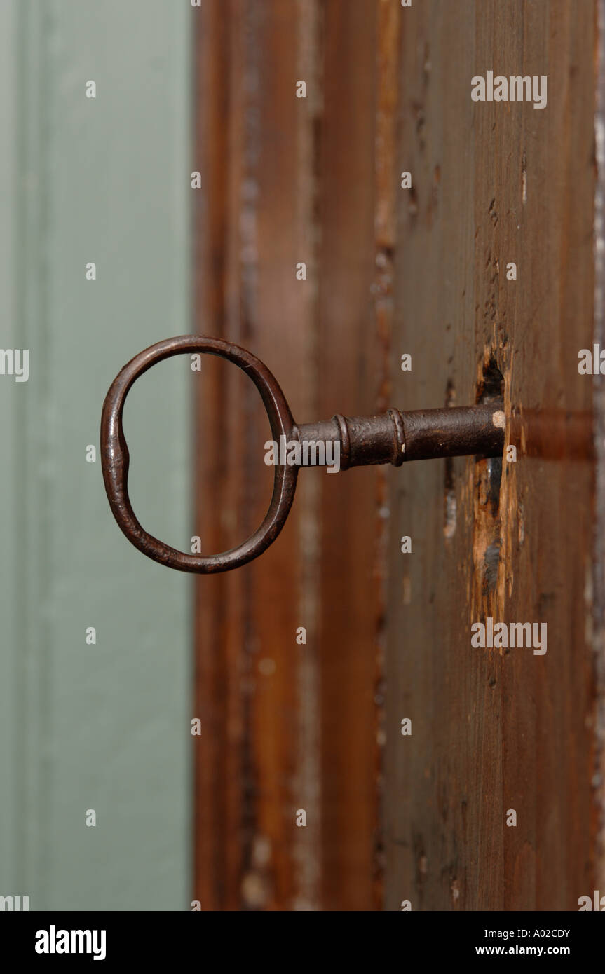 Dettaglio della vecchia chiave in metallo in legno di quercia di bloccaggio della porta Foto Stock