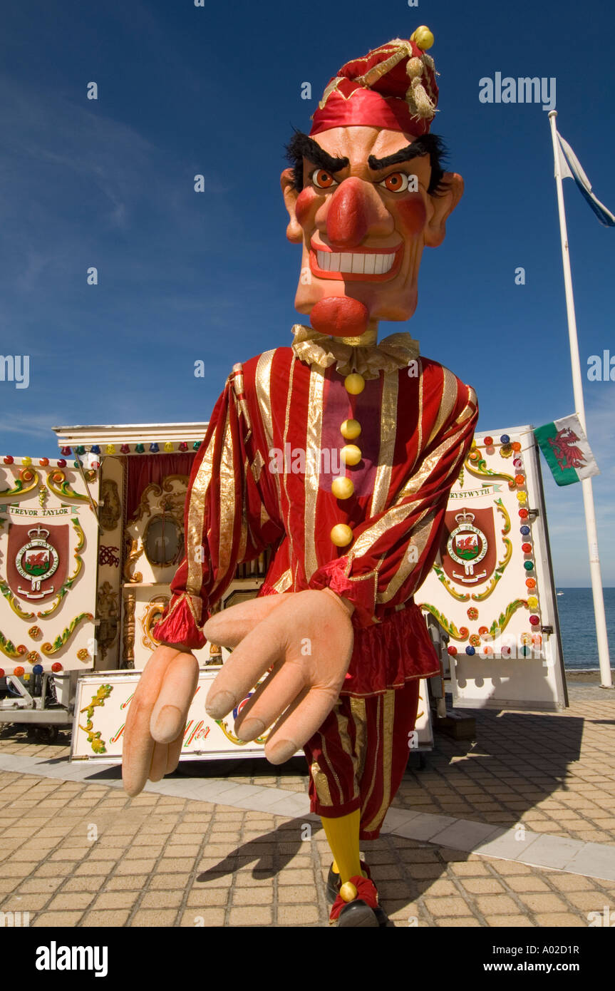 Aberystwyth annuale di punch e judy festival, la passeggiata lungomare e a ferragosto weekend - gigante carattere punzone, Wales UK Foto Stock