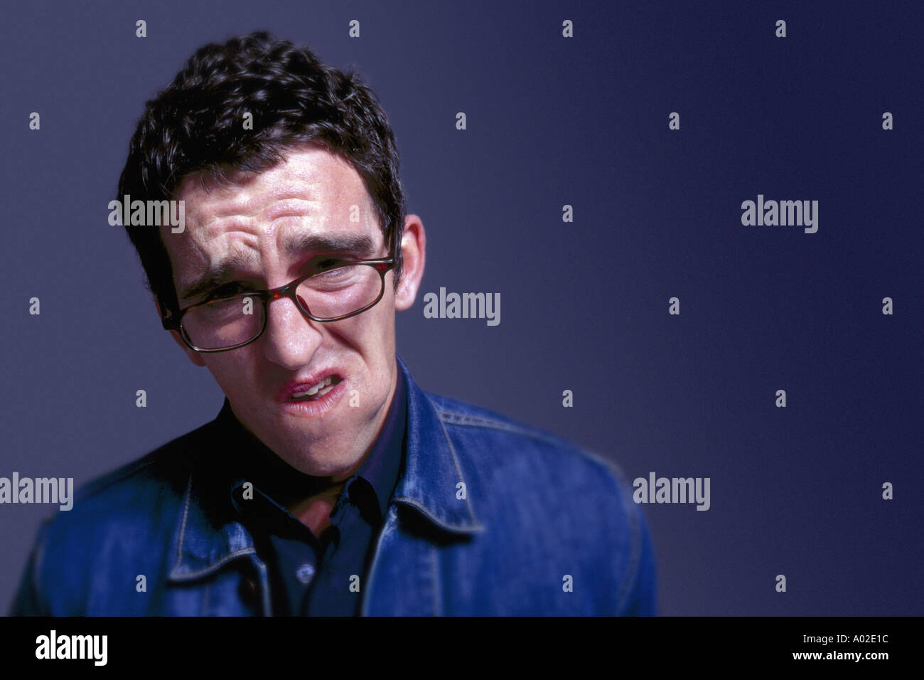 L'uomo lingua in guancia Foto Stock