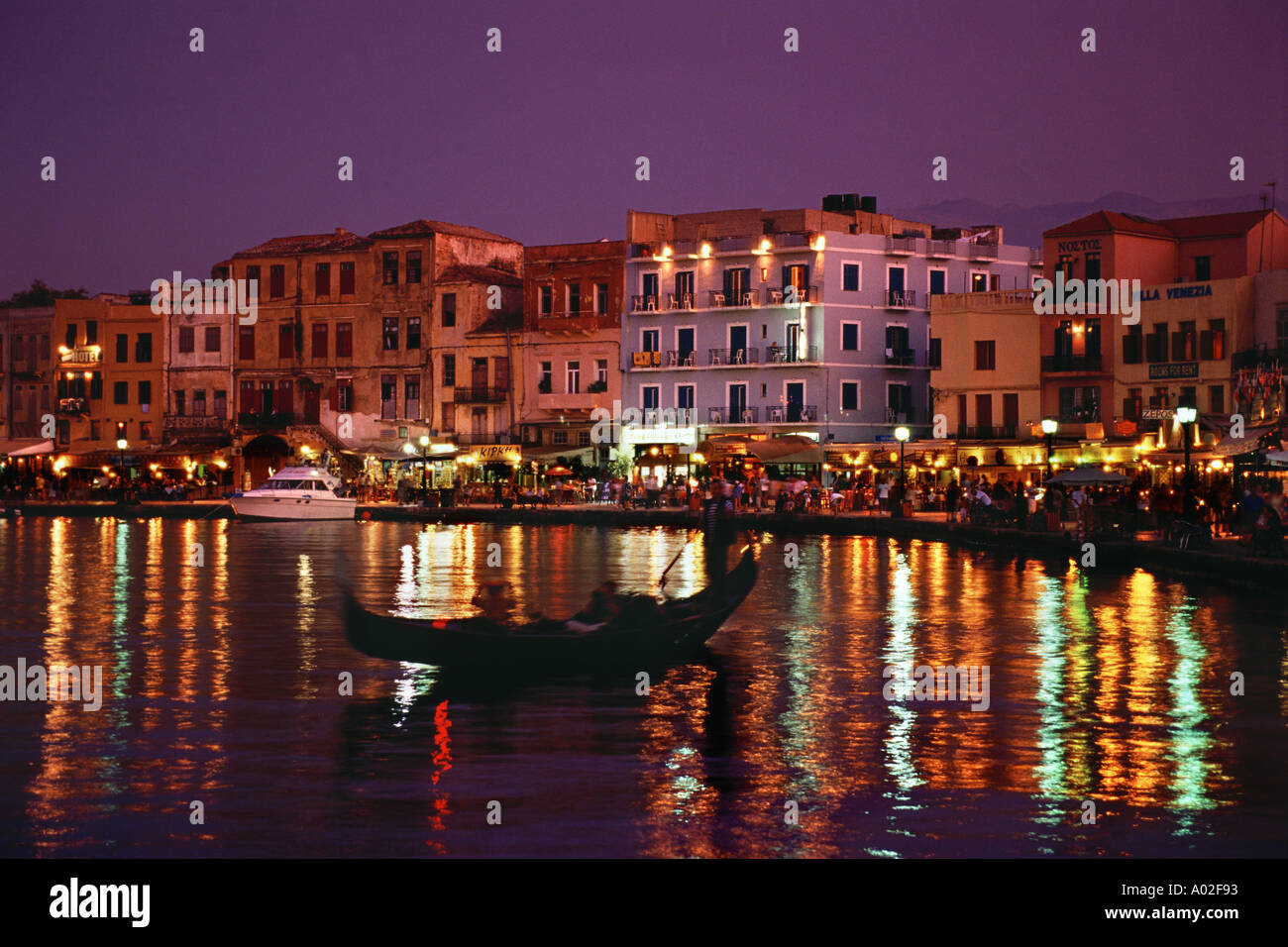 La Grecia, Creta, Chania, vecchio porto veneziano, Waterfront, ristoranti, gondola, al crepuscolo, di notte le luci Foto Stock