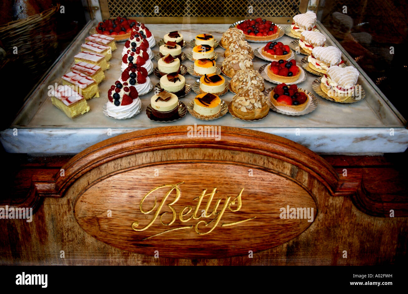 Bettys sale da tè in Harrogate Yorkshire Regno Unito la finestra di visualizzazione delle belle torte Foto Stock
