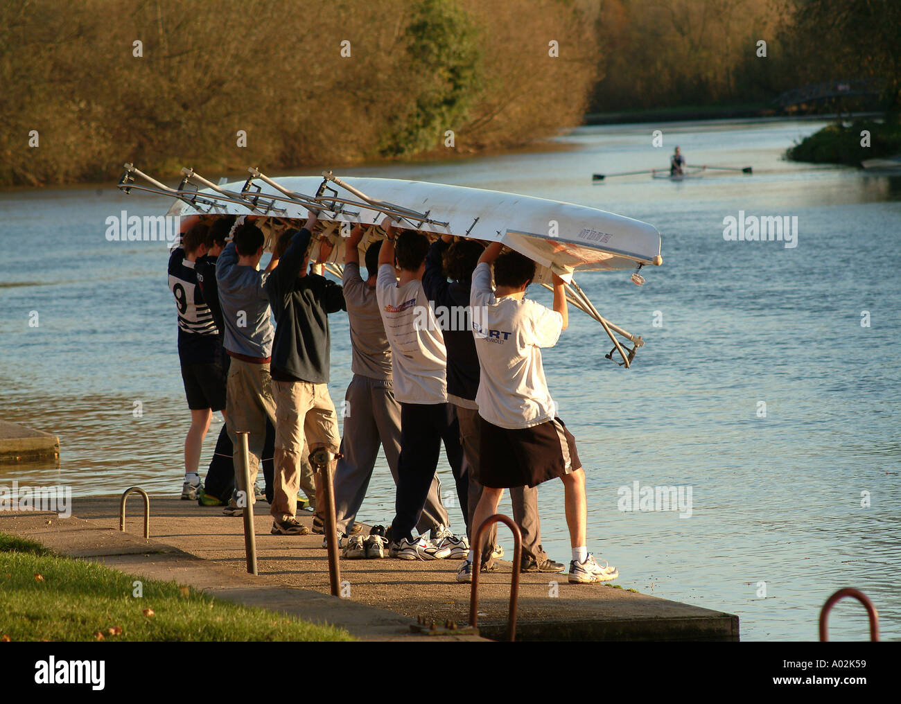 I rematori presso il College di case in barca a preparare il lancio la loro barca sul Tamigi Foto Stock