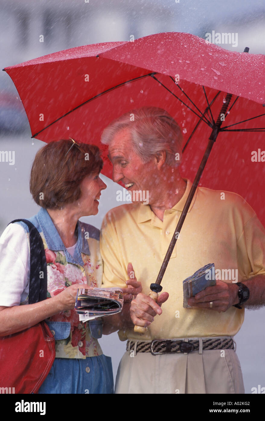 Ritratto Caucasian coppia senior pioggia Foto Stock
