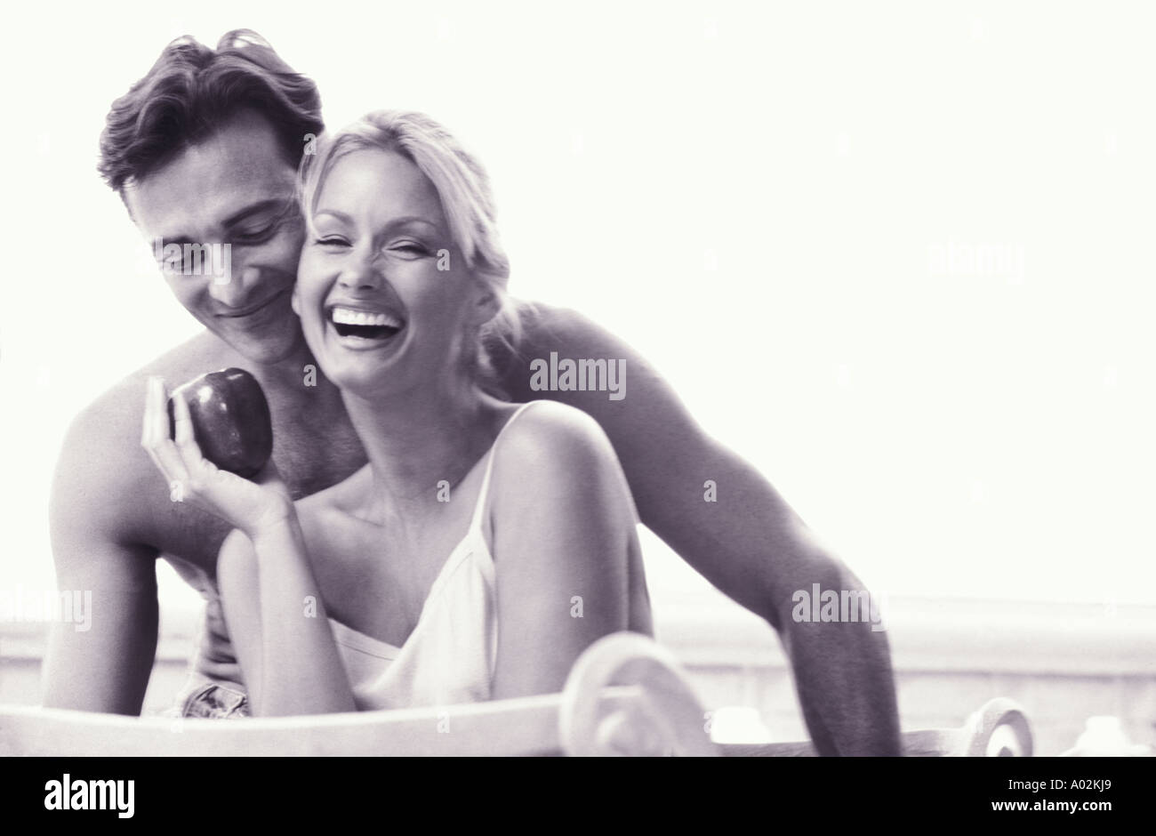 Ritratto di giovane caucasico mangiare sulla terrazza Foto Stock