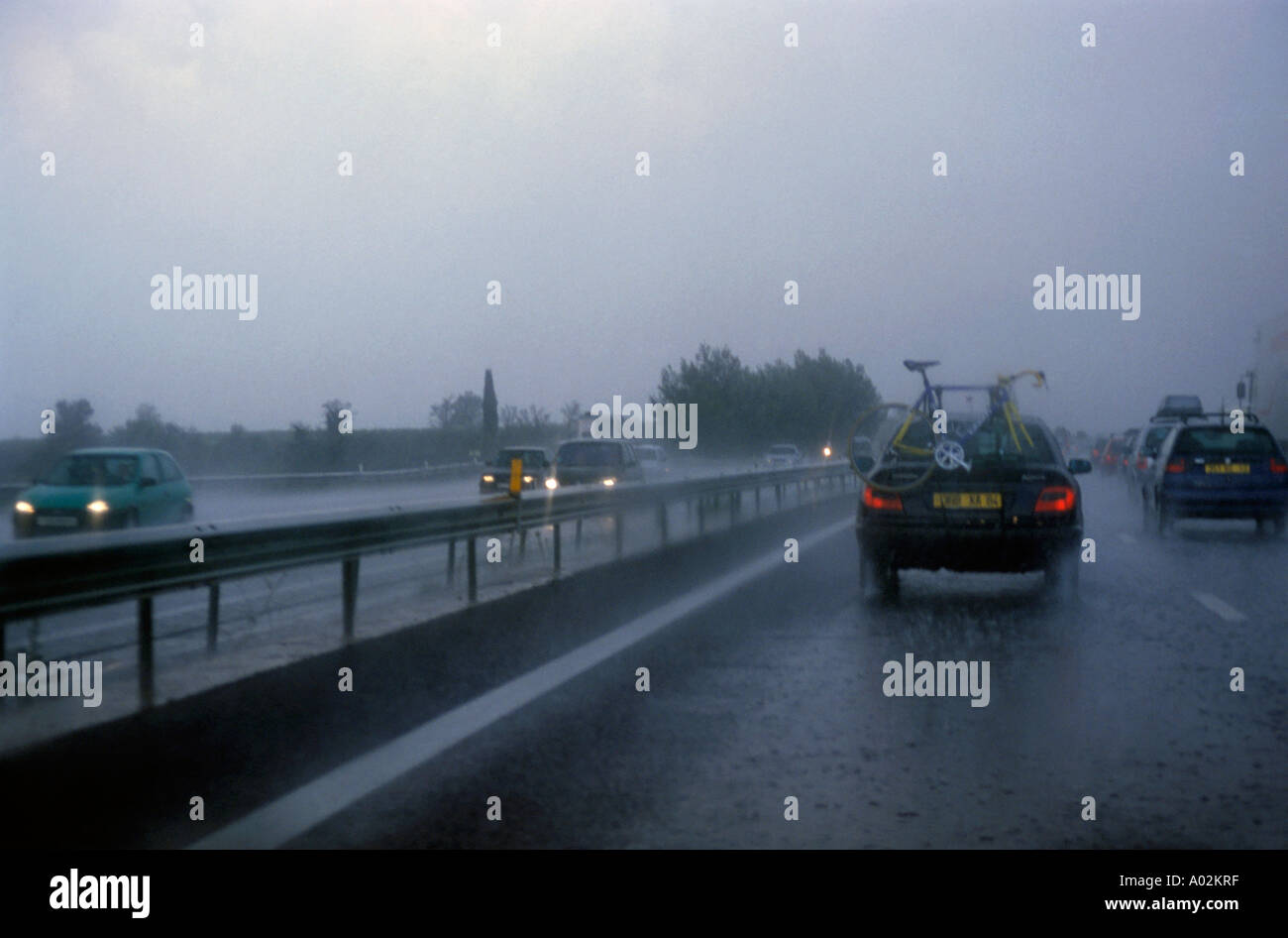 Il traffico sulla autostrada A9 durante una tempesta di pioggia, Beziers, Francia. Foto Stock