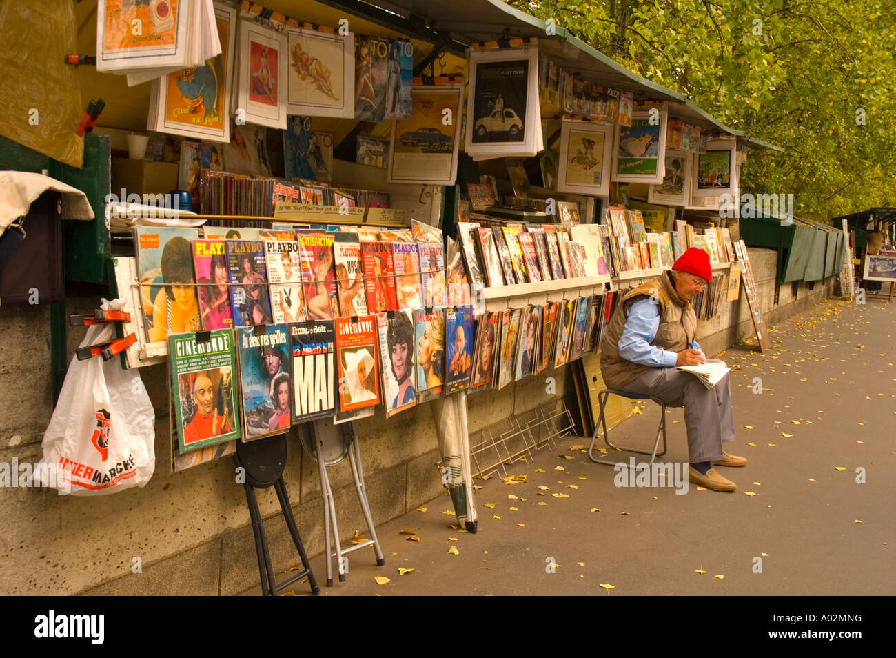 Un stallholder sulle rive della Senna nel centro di Parigi la capitale della Francia UE Foto Stock