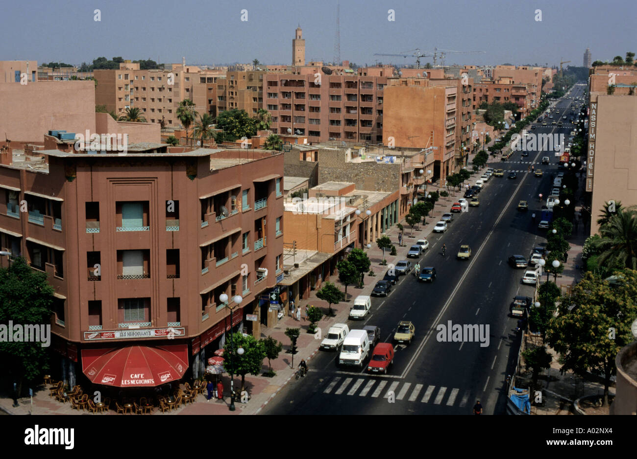 Gli edifici della città e Mohamed V Avenue visto da un cafe, Marrakech, Marocco. Foto Stock