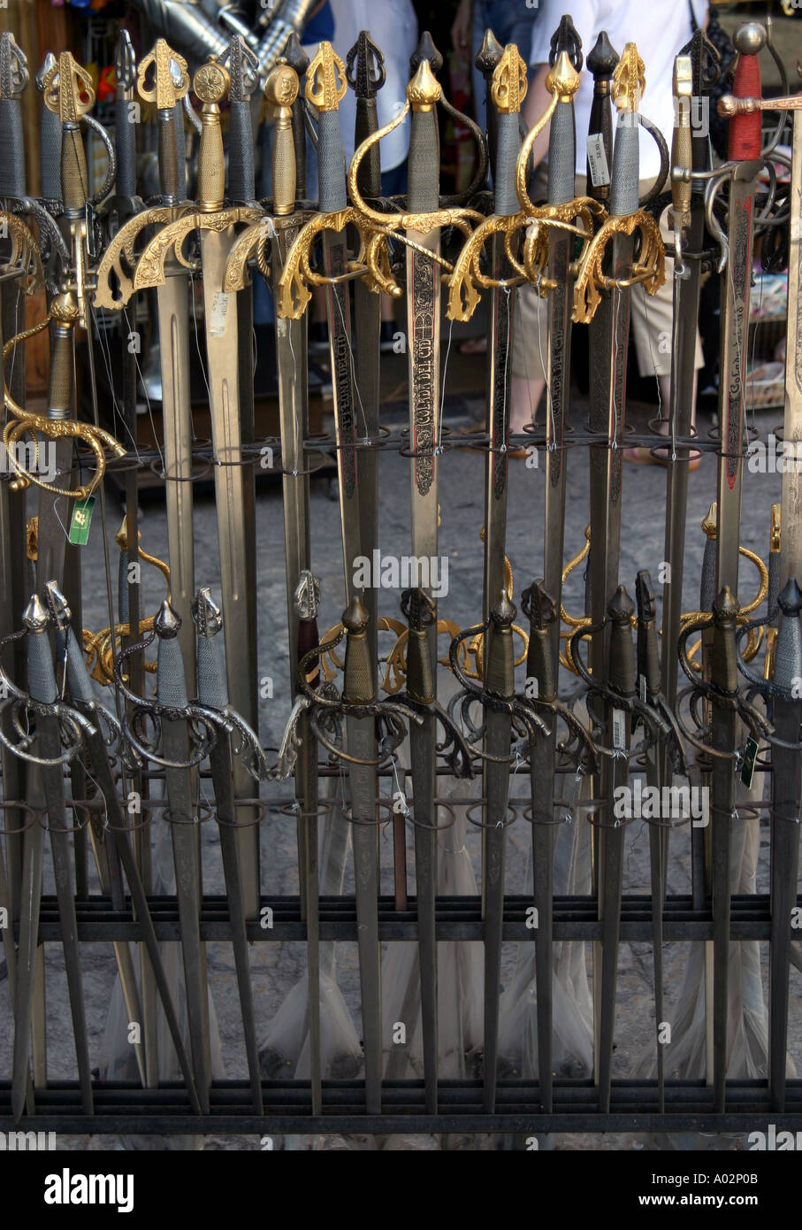 Spagna Toledo Castilla la Mancha Shop Display di stallo spada Armourer in acciaio Foto Stock