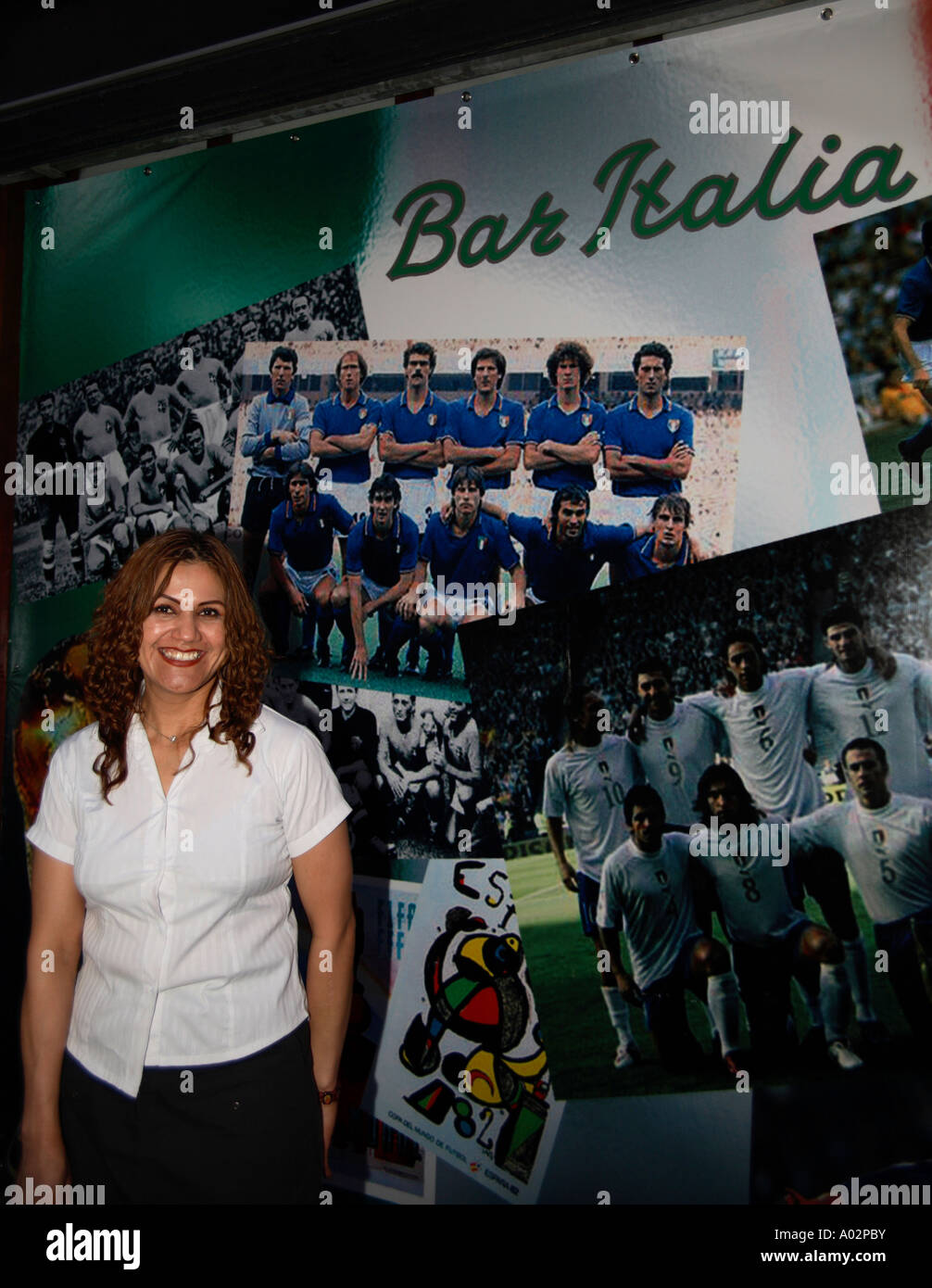 I tifosi italiani guardando 2-0 win vs Ghana, 2006 Coppa del Mondo di calcio, Bar Italia, Londra Foto Stock