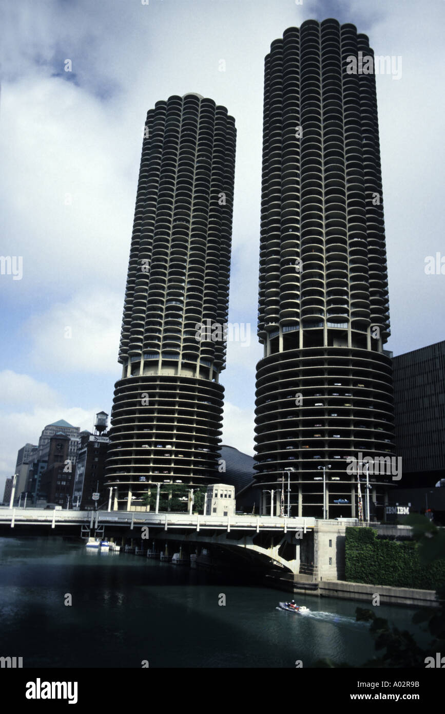 Stati Uniti Illinois chicago marina city twin tutoli dall architetto bertrand goldberg e il fiume Chicago Foto Stock