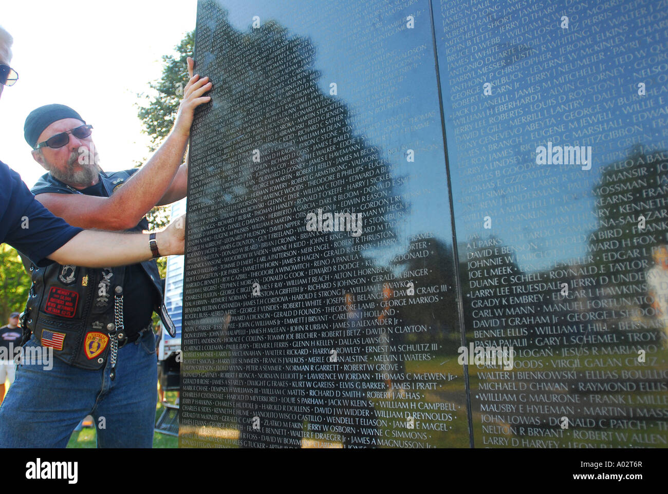 Volontari assemblare il Vietnam parete mobile memorial in Madison Connecticut USA Foto Stock