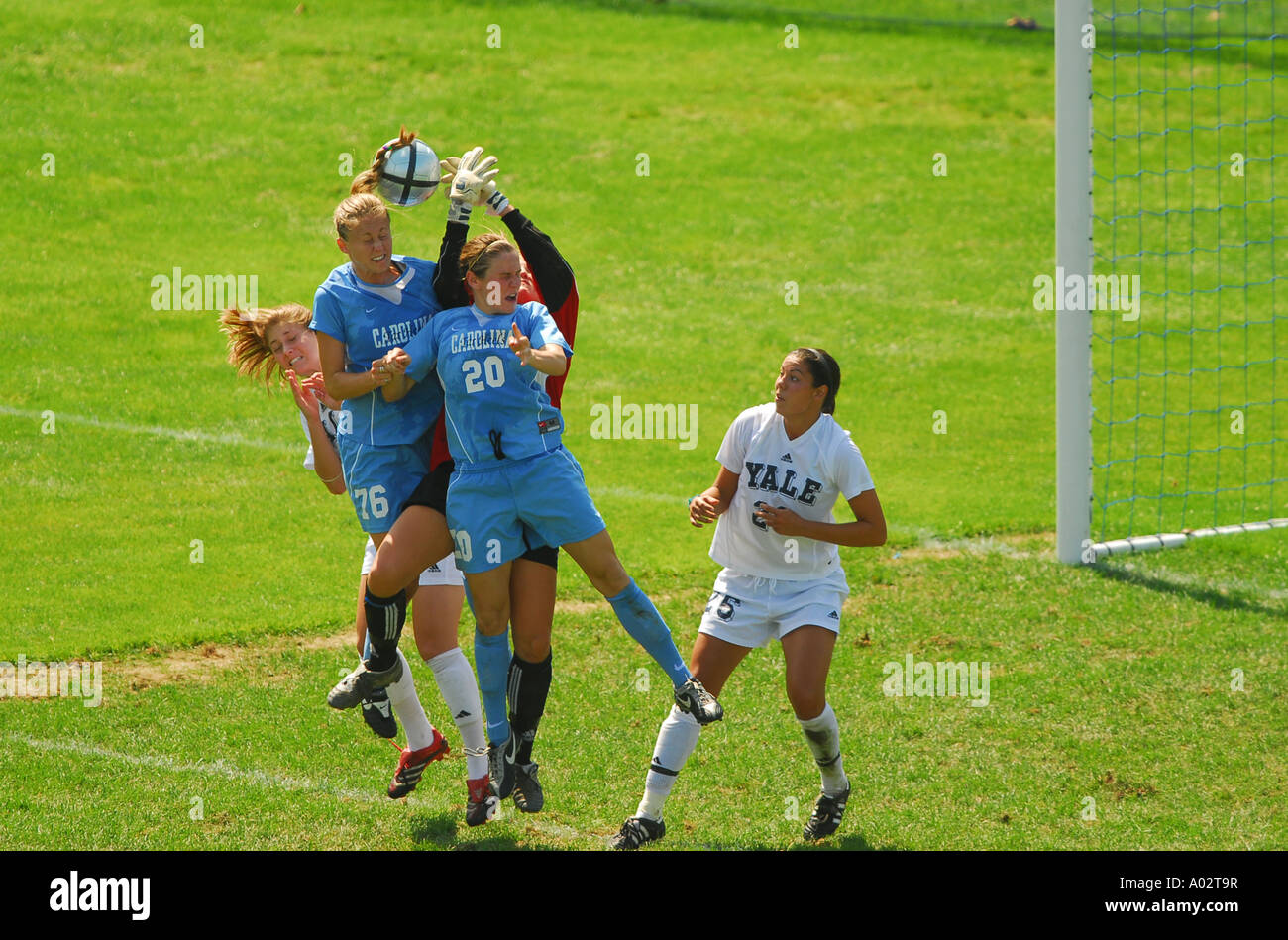 I giocatori si scontrano withe il portiere durante una donna soccer partita di calcio tra Yale e North Carolina nel Connecticut Foto Stock